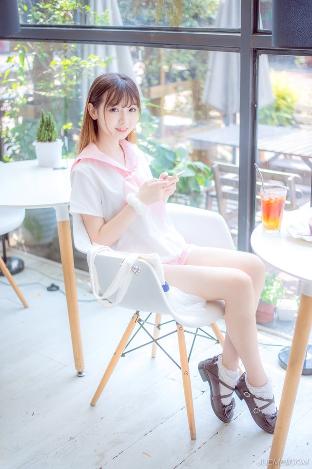 戏，这么演，叫戏，那么演，也叫戏，这一场下了，那一场上来，看戏的，是自己，上台的，也是自己。你是自由的，你有权利以自己的方式表达自己的路。他人喜不喜欢你走出来的路，不是你的事情，因为，毕竟，你没有强迫任何人。